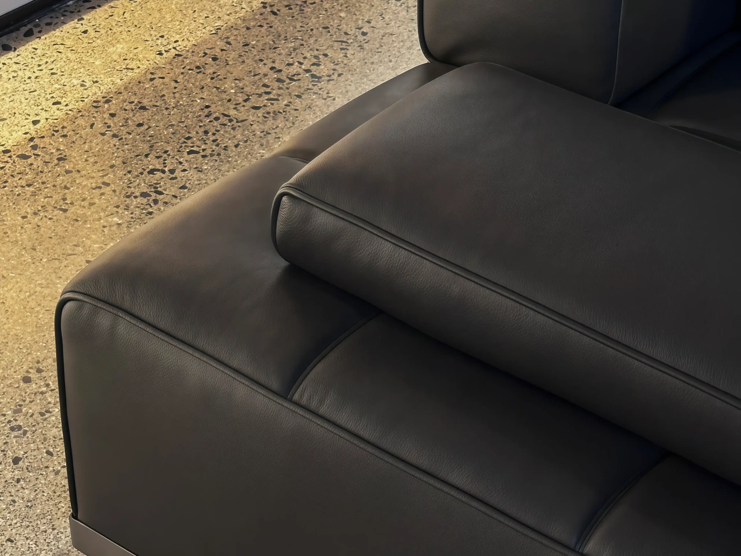 8918C-Lawrence Sofa - Image 4